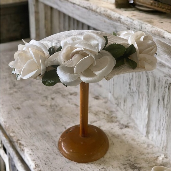 Gorgeous Vintage Hat With Faux Flowers ~ Excellent Condition! - Picture 5 of 5